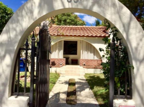 Entire private Beautiful House 10min drive to the beach, West Miami